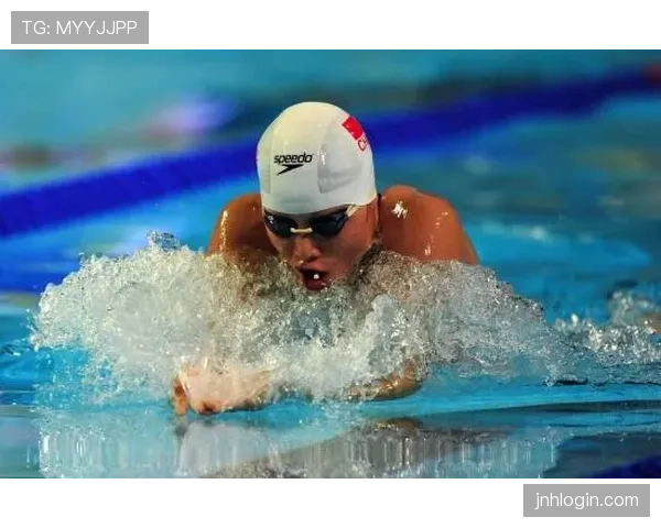 季丽萍训练完啃鸡腿的样子，真不像练蛙泳的